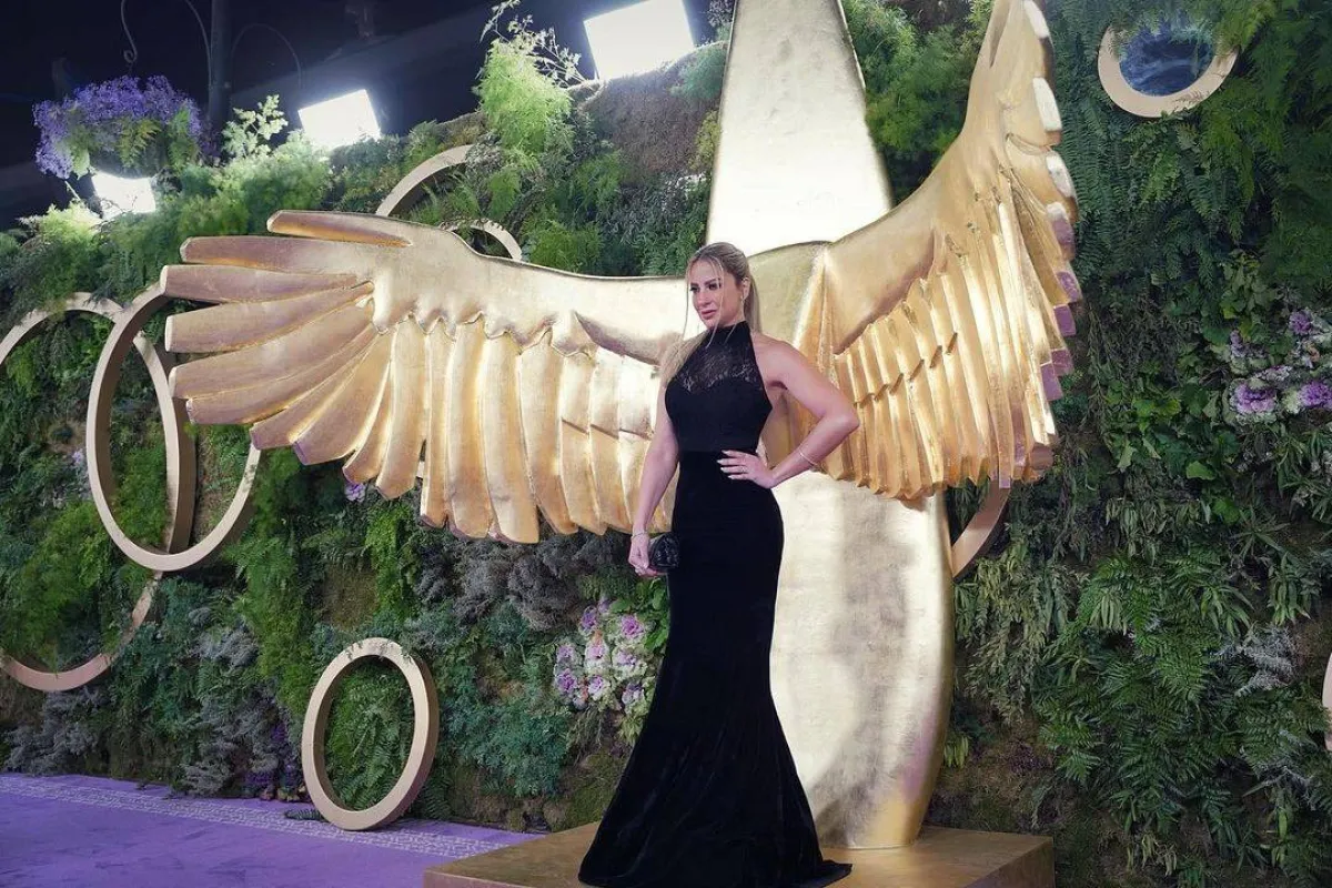 ريم مصطفى بفستان طويل أسود بتصميم حورية البحر