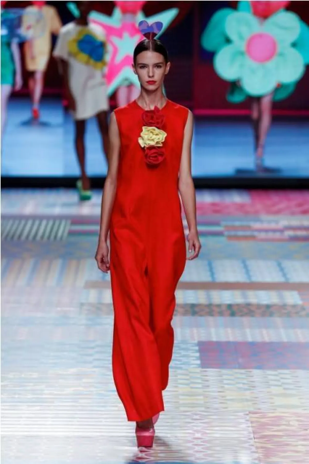 إطلالة مونوكروم من أجاثا رويز دي لا برادا  Agatha Ruiz De La Prada