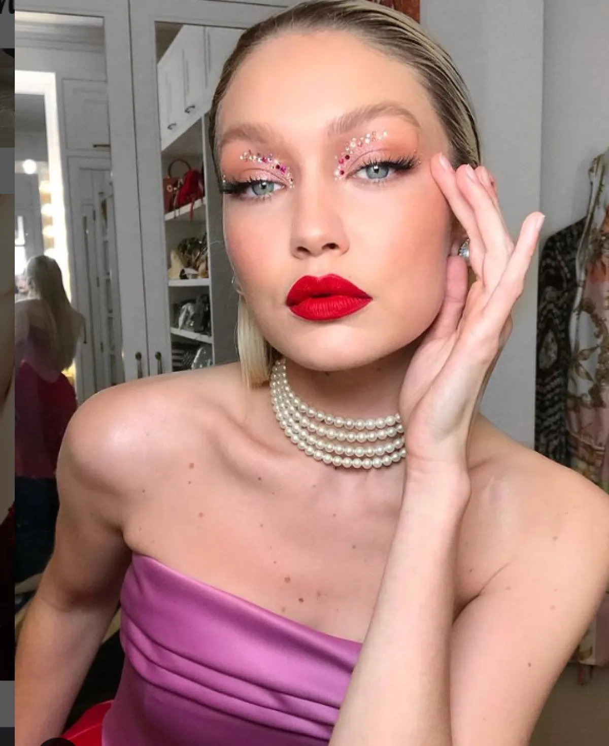 جيجي حديد تتألق بمكياج براق