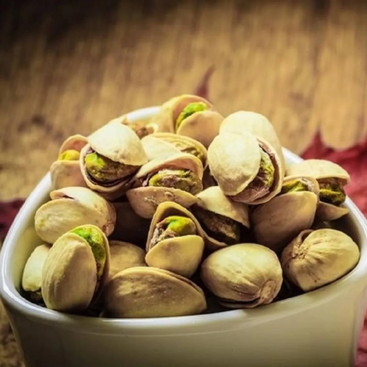 صورة لطبق من المكسرات