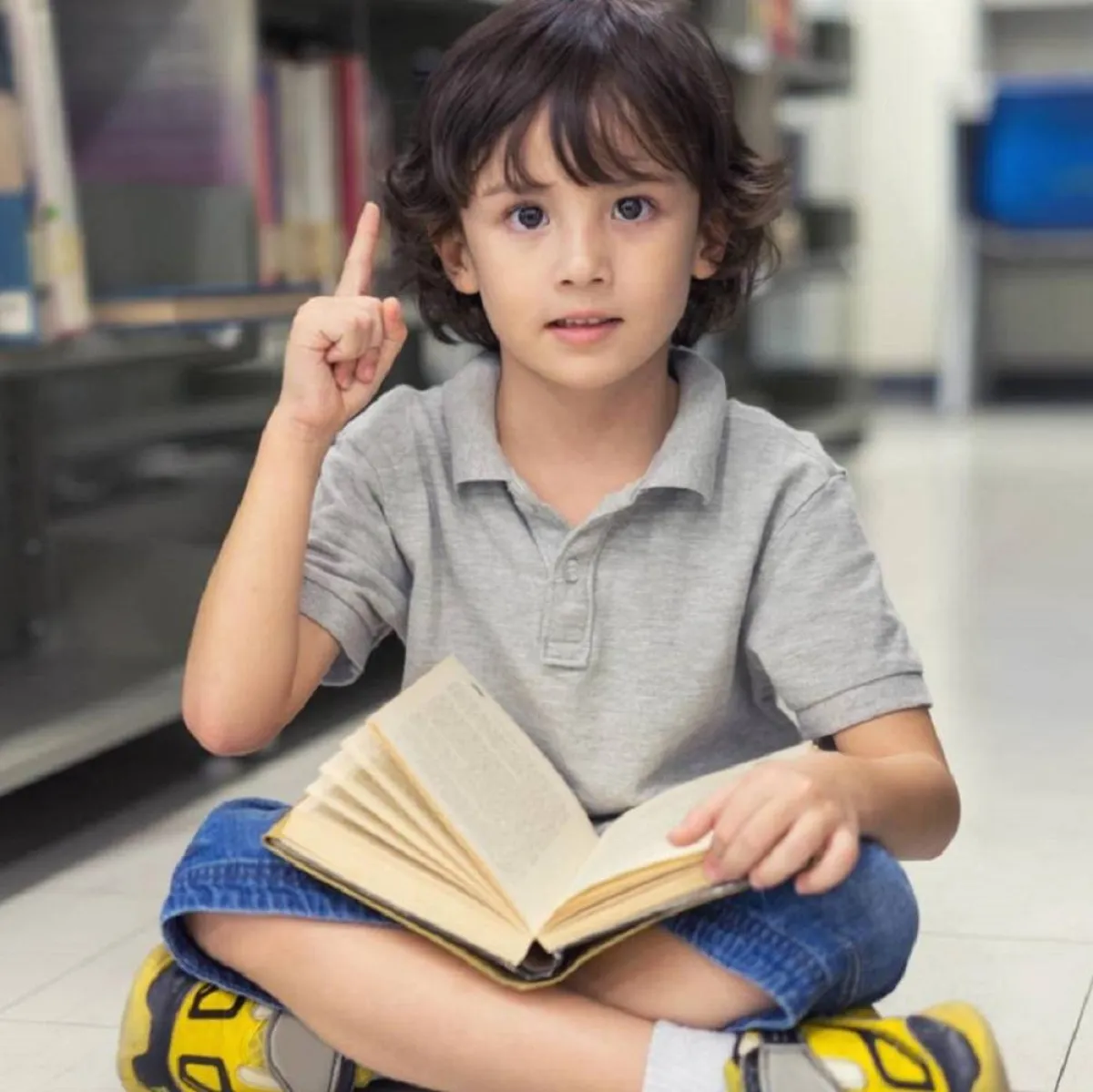 صورة لطفل يمسك بكتاب