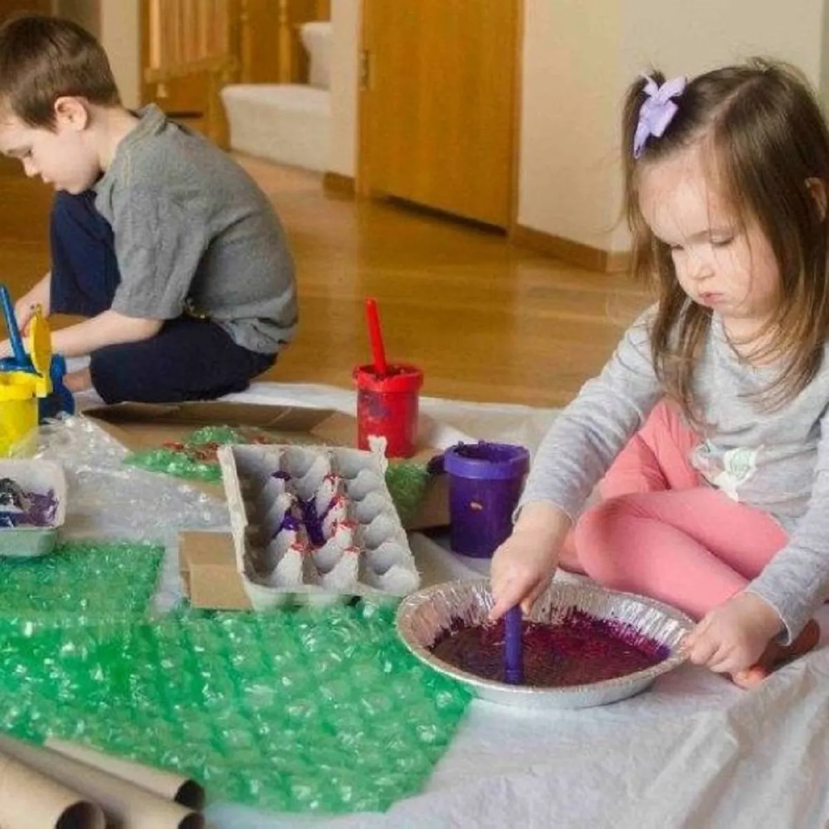 صورة لطفلين يلعبان