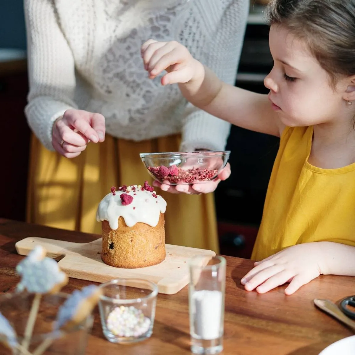 صورة لطفلة تساعد أمها