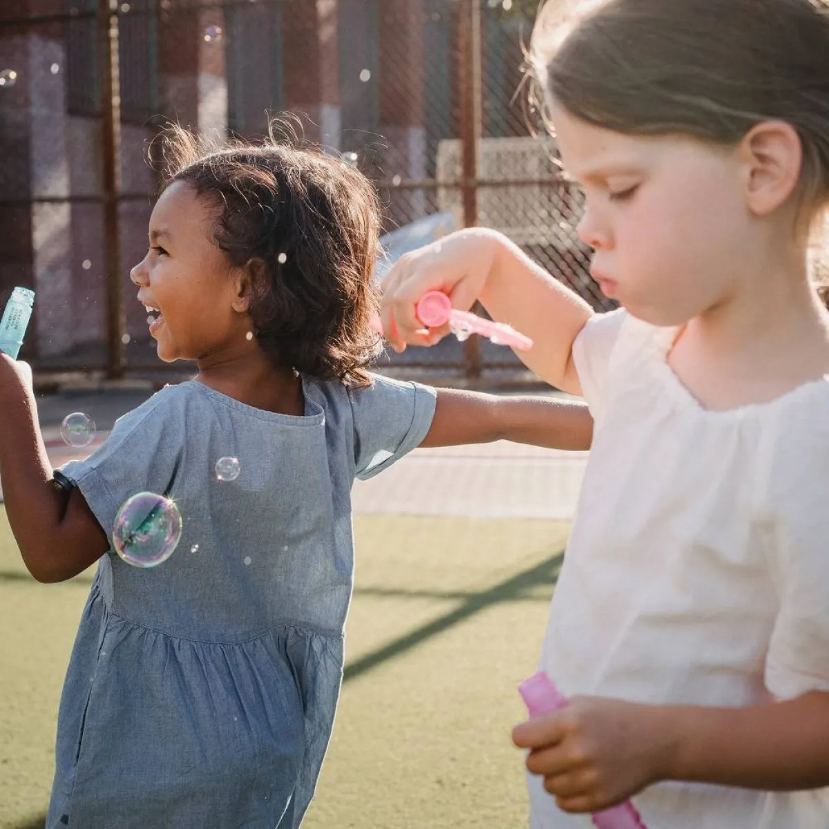 صورة لأطفال يلعبون