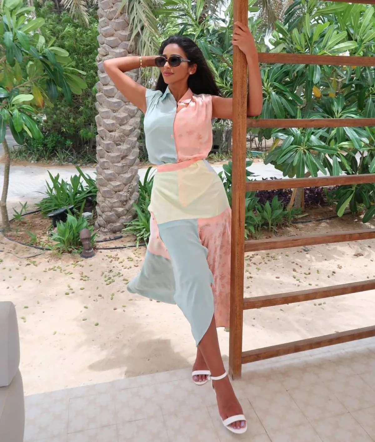 هلا العبدلله بطقم أنيق ملون