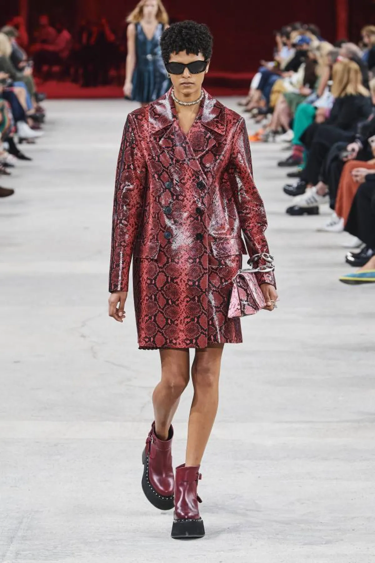 الأزياء الجلدية صيف 2022