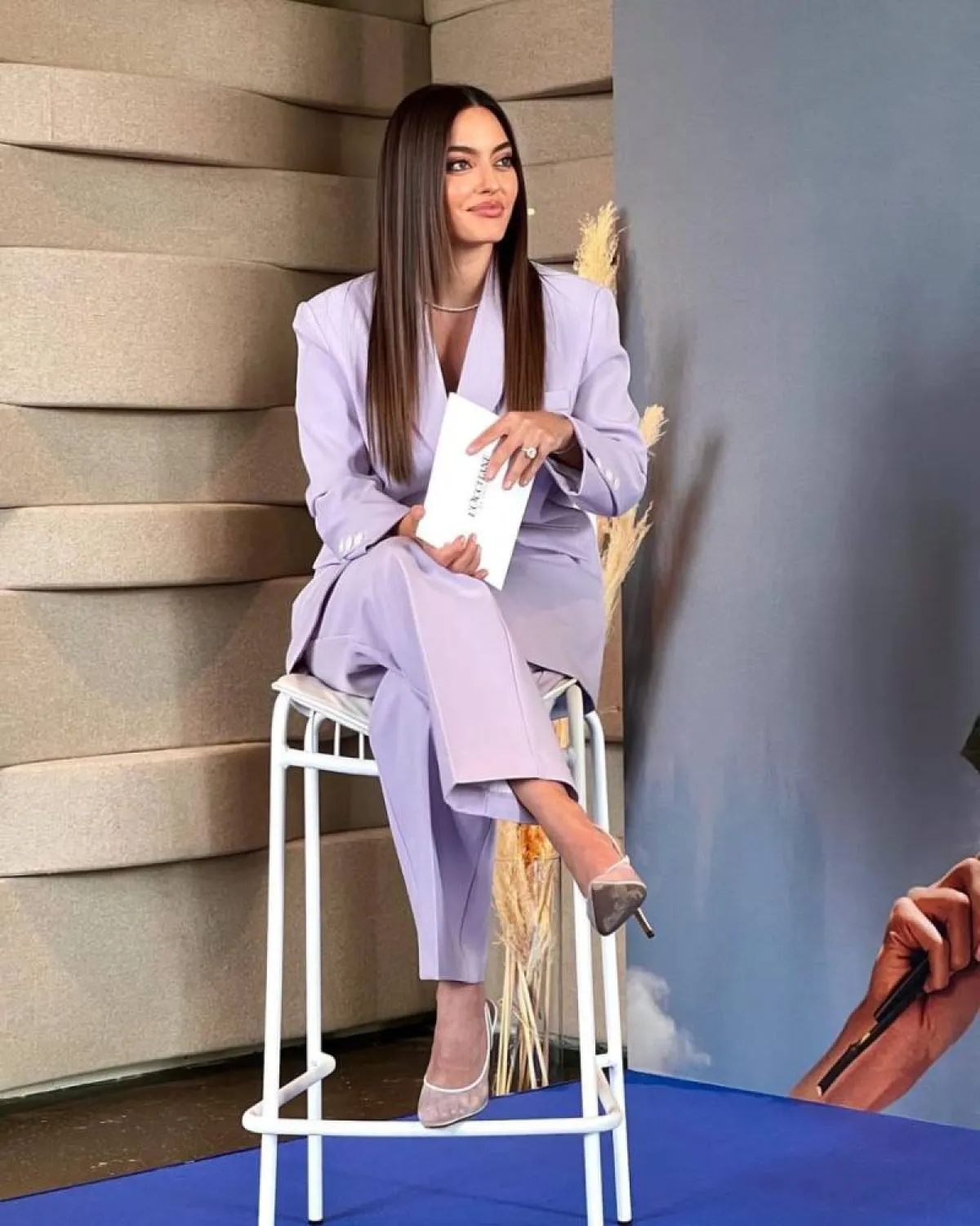 كارن وازن ببدلة رسمية باللون الأرجواني 