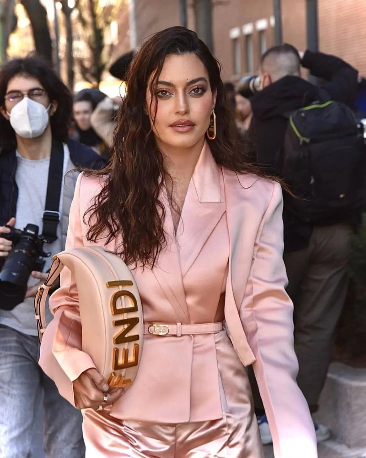 كارن وازن ببدلة رسمية باللون الوردي 