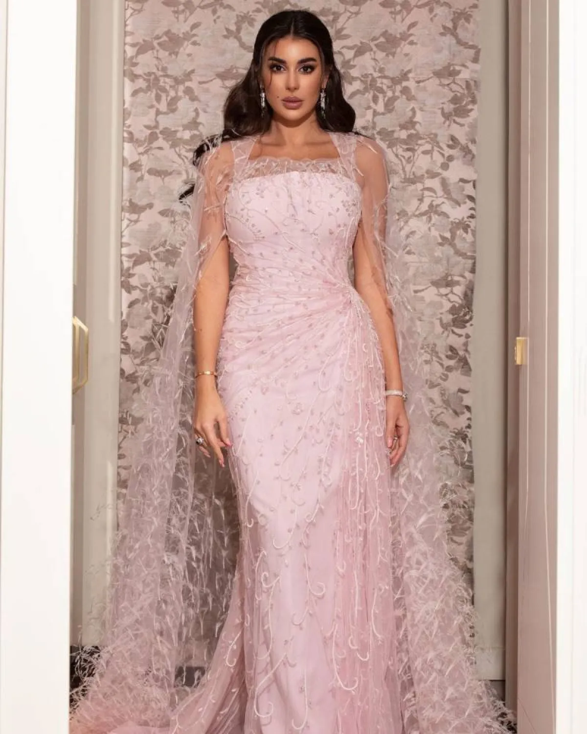 ياسمين صبري بفستان باللون الوردي 