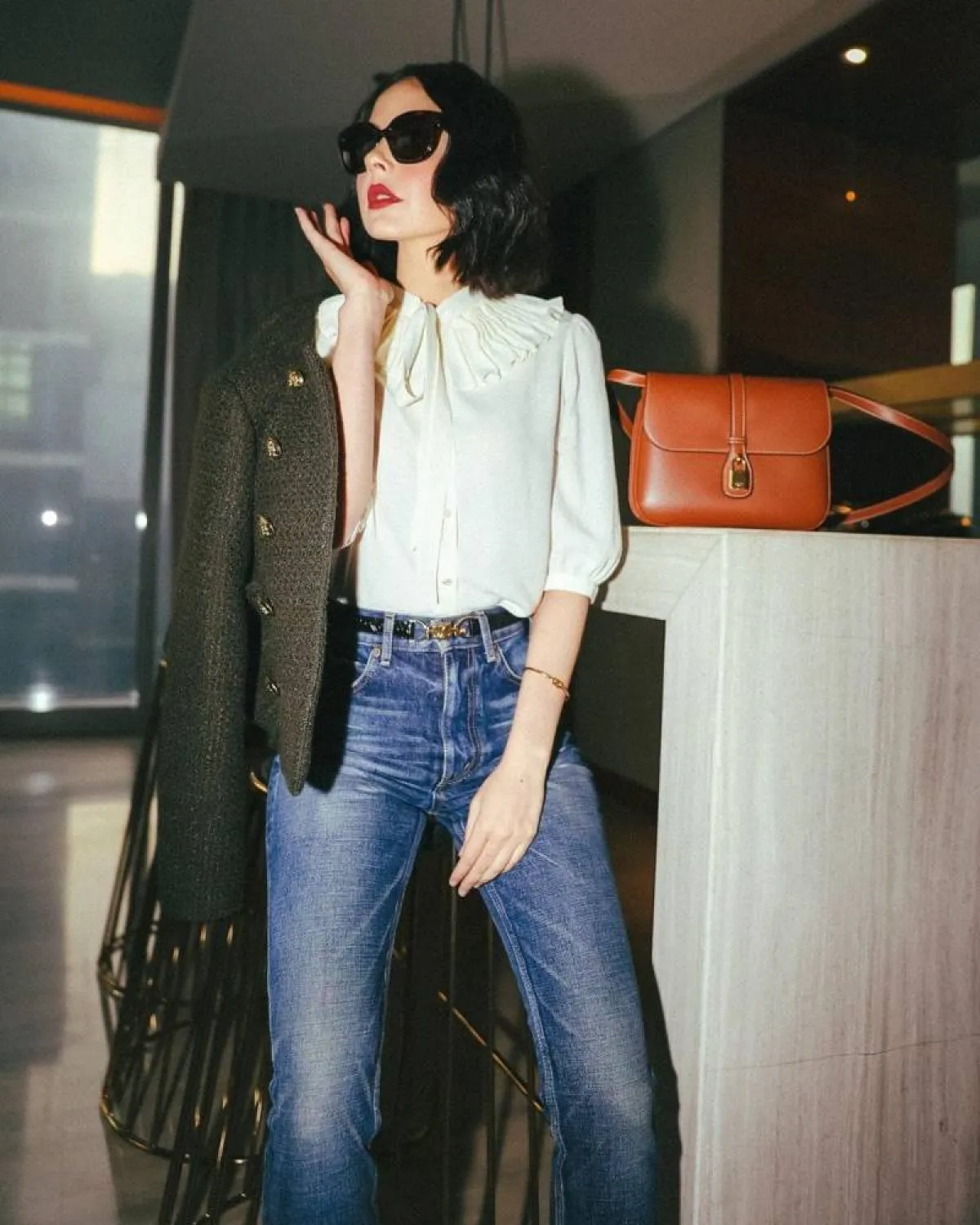 تمارا القباني بإطلالة عصرية باللون الأوف وايت  