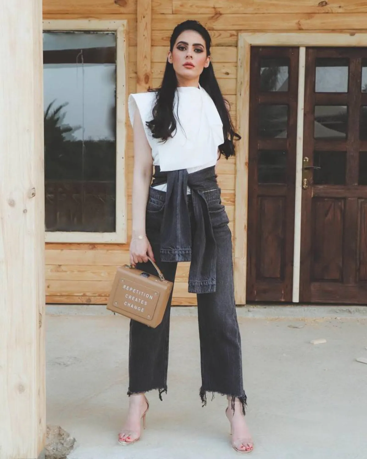 تمارا القباني بإطلالة عصرية باللون الأبيض 