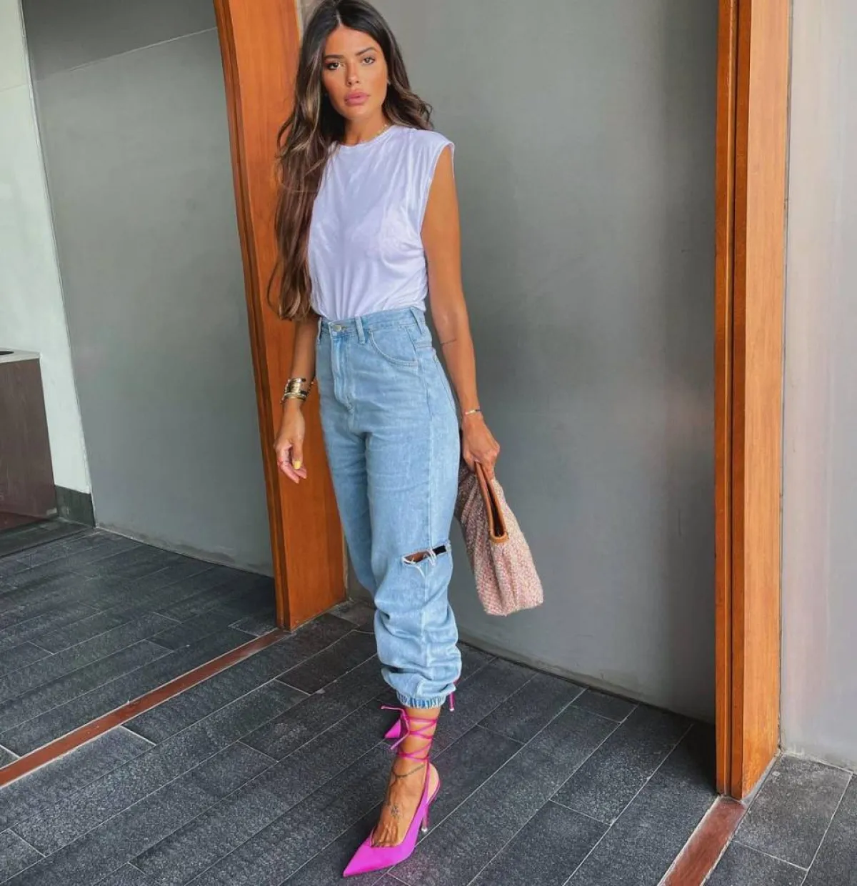 العنود بدر ببنطلون جينز كاجوال  