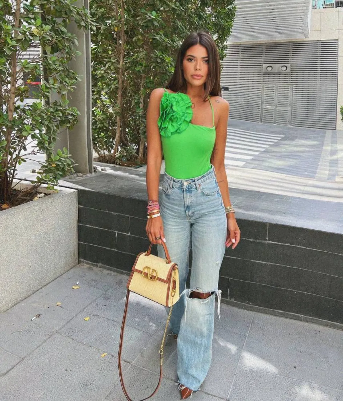 العنود بدر ببنطلون جينز أنيق 