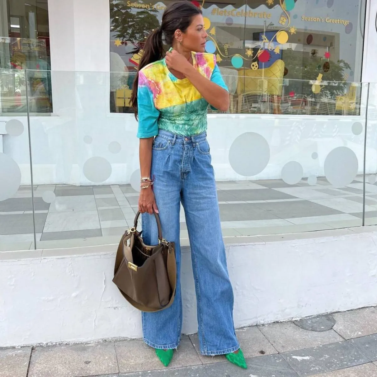 العنود بدر ببنطلون جينز راقٍ 