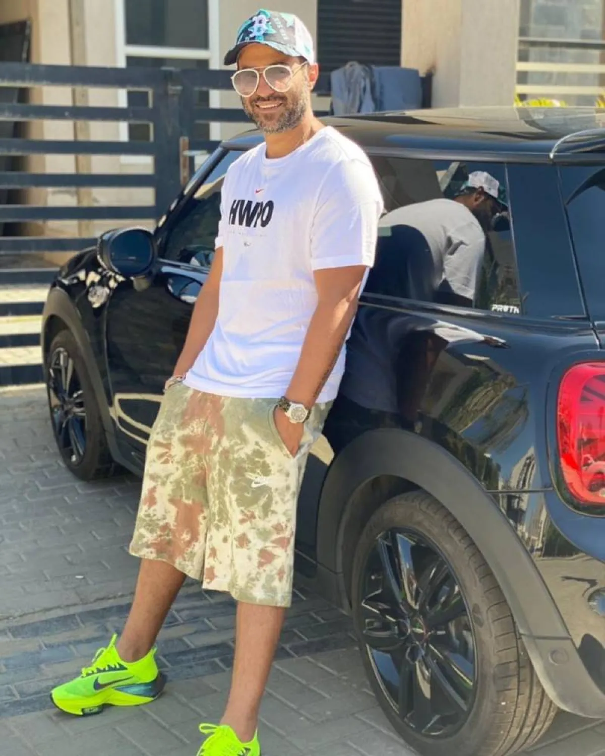 أحمد فهمي بإطلالة صيفية ملونة 