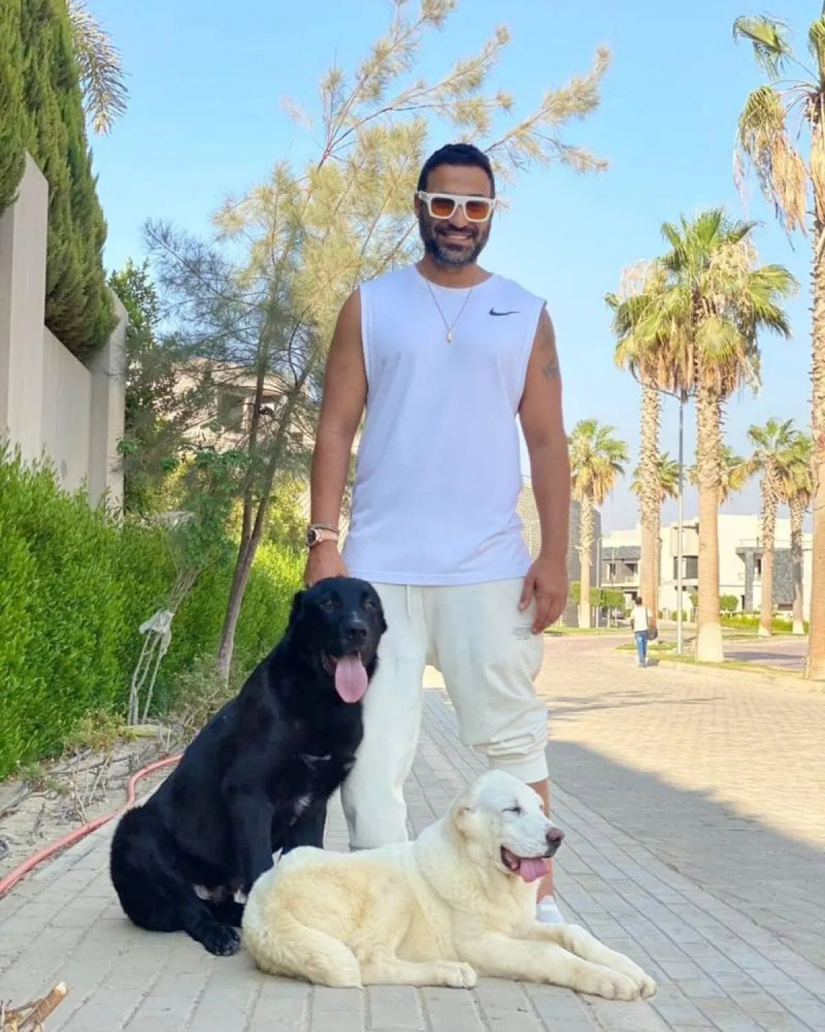 أحمد فهمي بإطلالة صيفية باللون الأوف وايت 