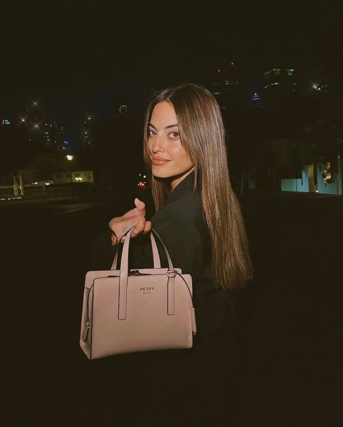 كارن وازن بحقيية يد من برادا «Prada» 