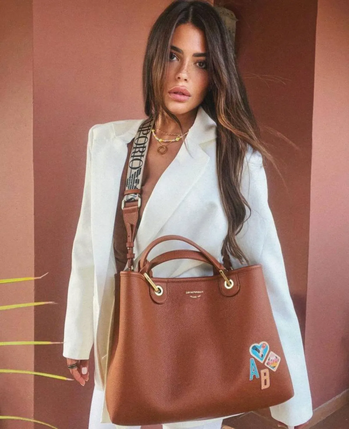 العنود بدر بحقيبة كتف من أمبيوريو أرماني «Emporio Armani» 