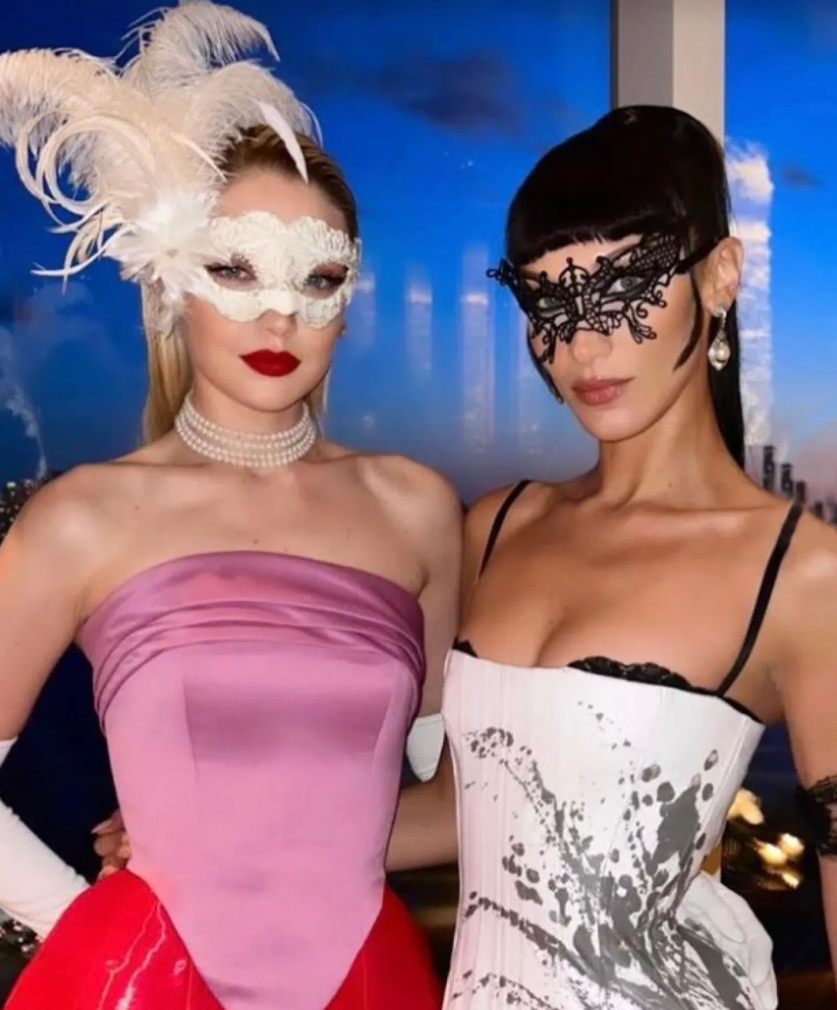 جيجي مع شقيقتها بيلا حديد