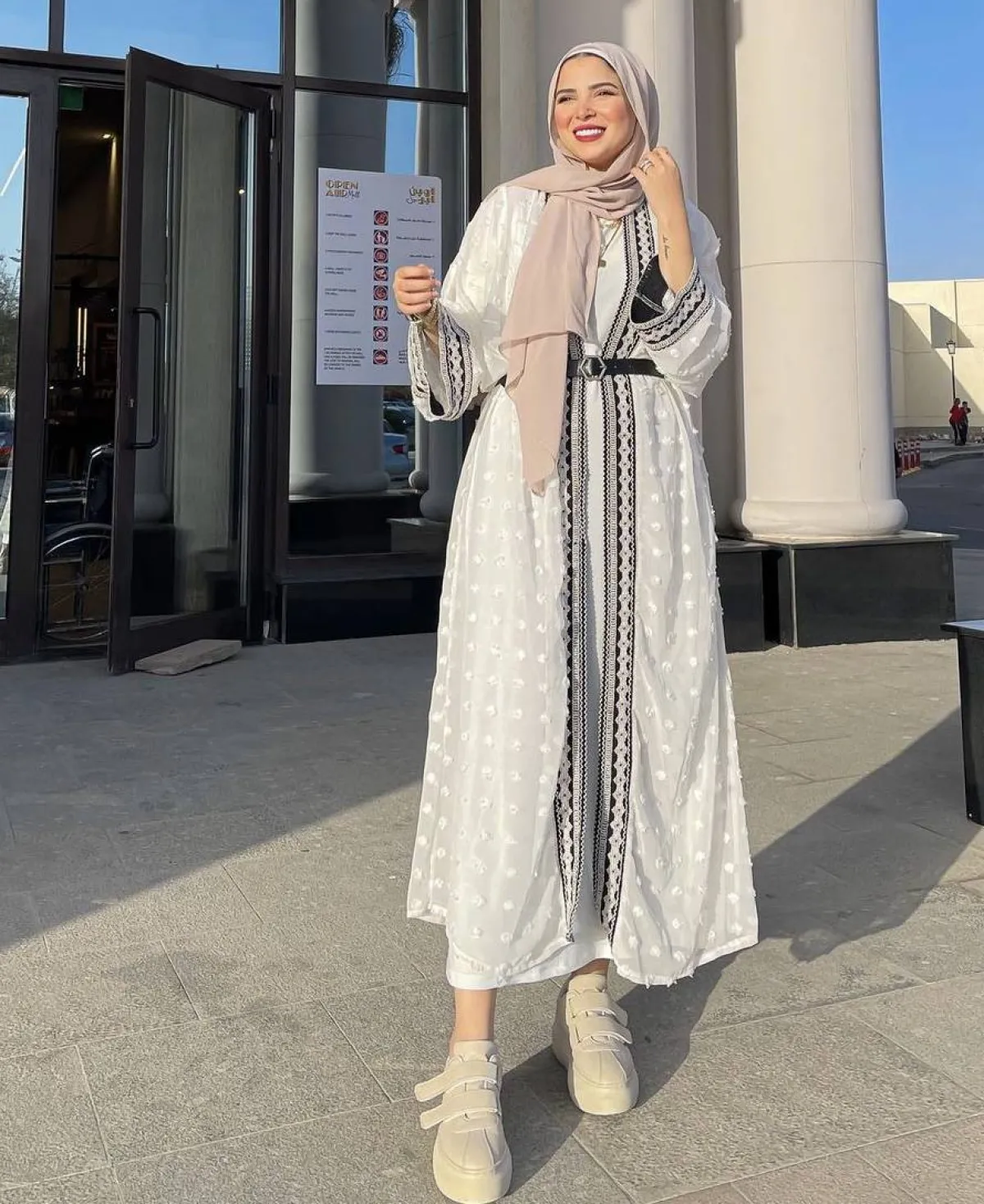 جهاد البنا بعباية كيمونو بالالوان الحيادية