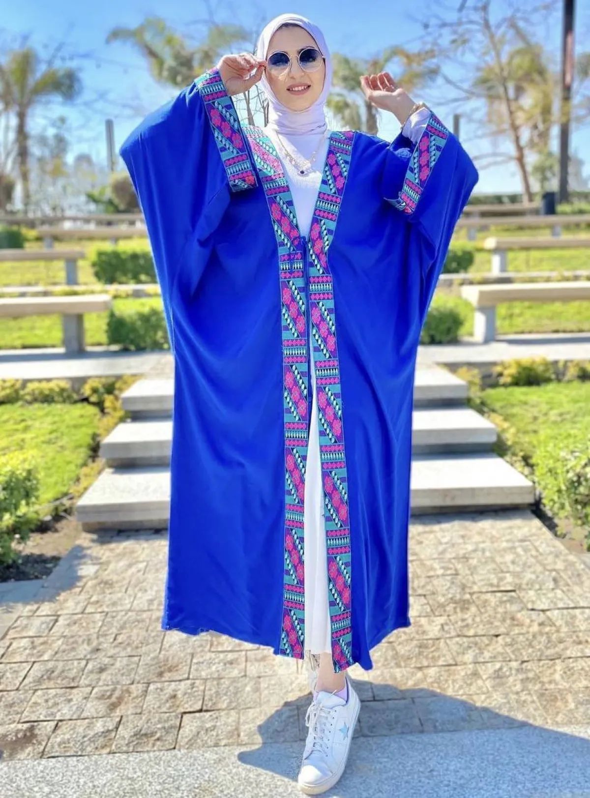 دينا سامي بعباية اللون الازرق النيلي