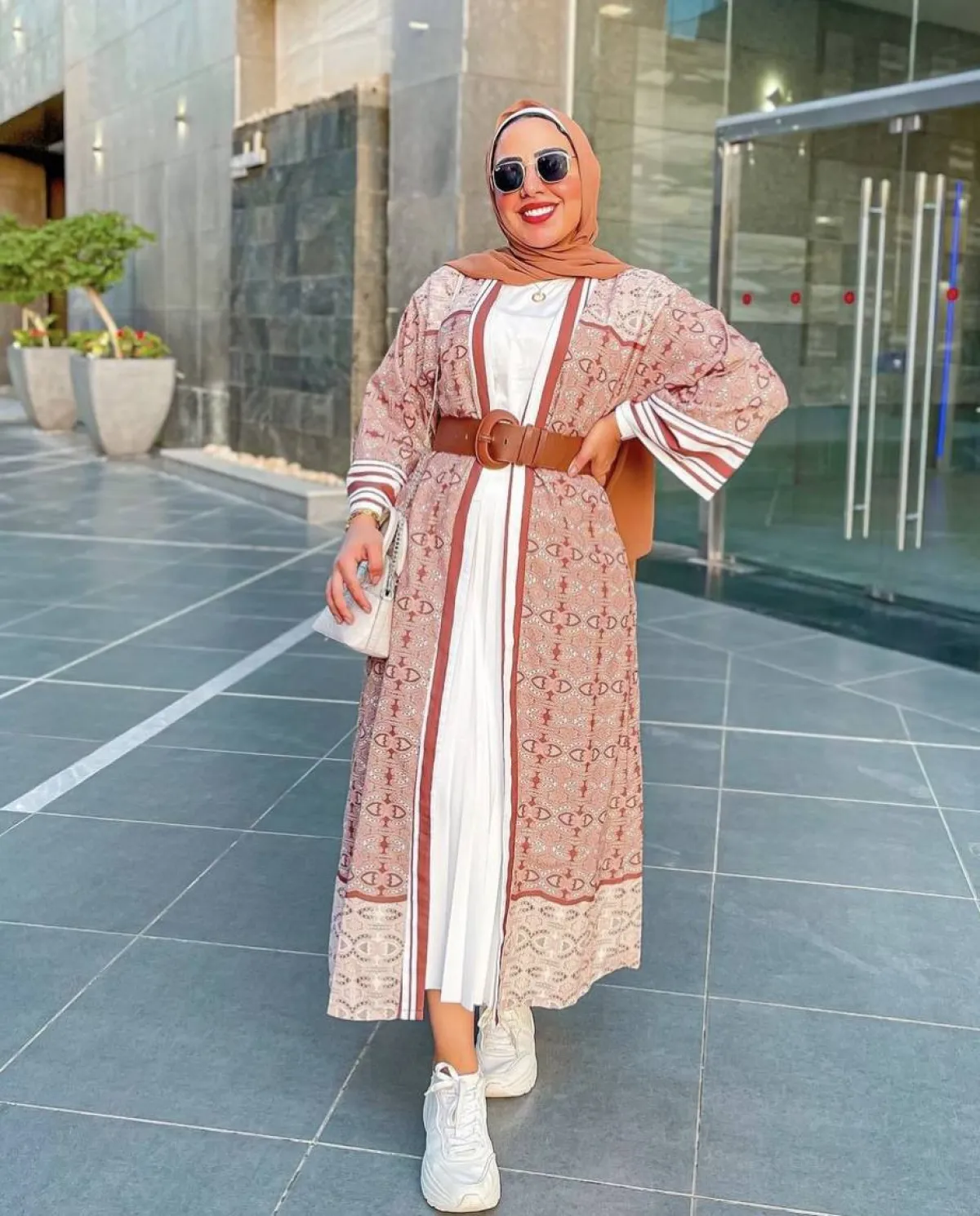 دعاء عكاشة بعباية كيمونو مطبعة