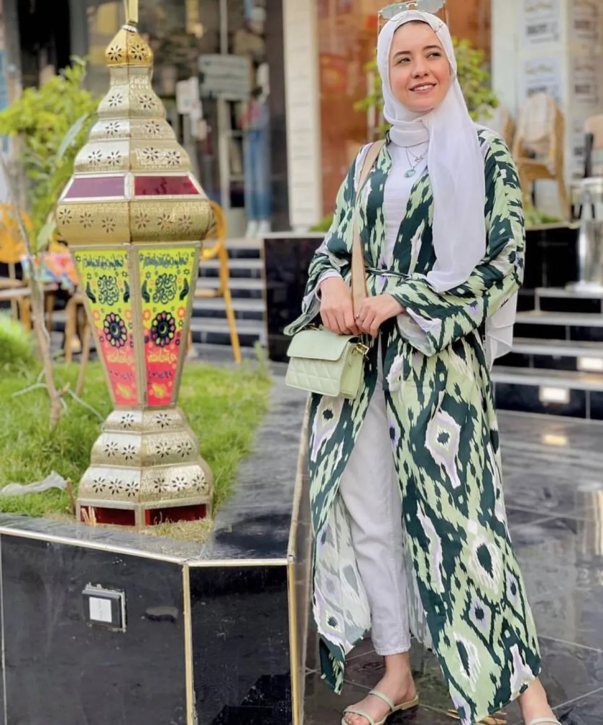 جهاد المحلاوي بعباية كيمونو مطبعة