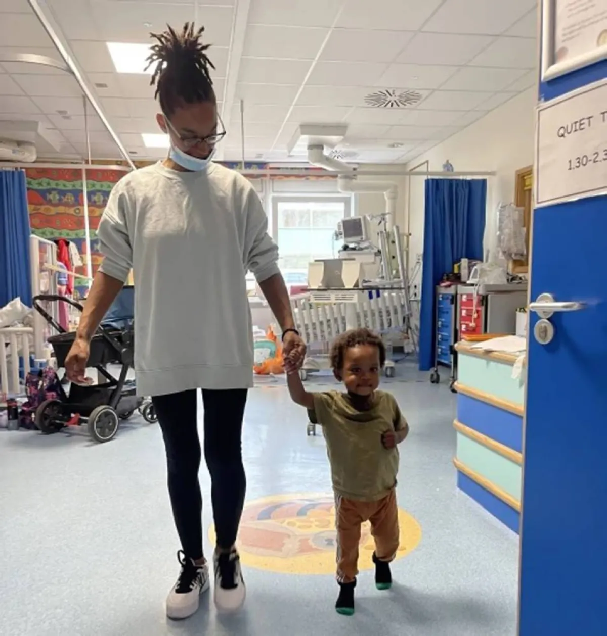 طفل معجزة يتماثل للشفاء بعد سنة في المستشفى جراء سكتة قلبية