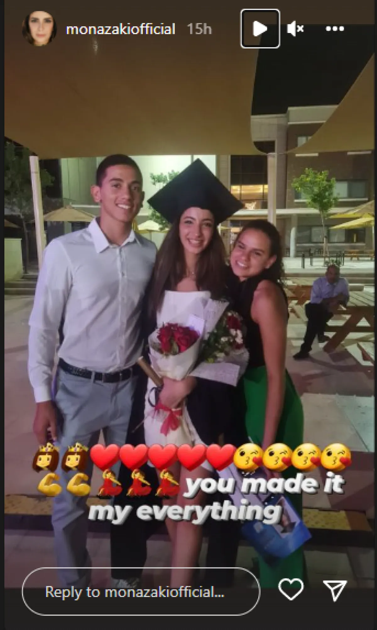 منى زكي تحتفل بتخرج ابنتها لي لي- الصورة من ستوري إنستغرام منى زكي