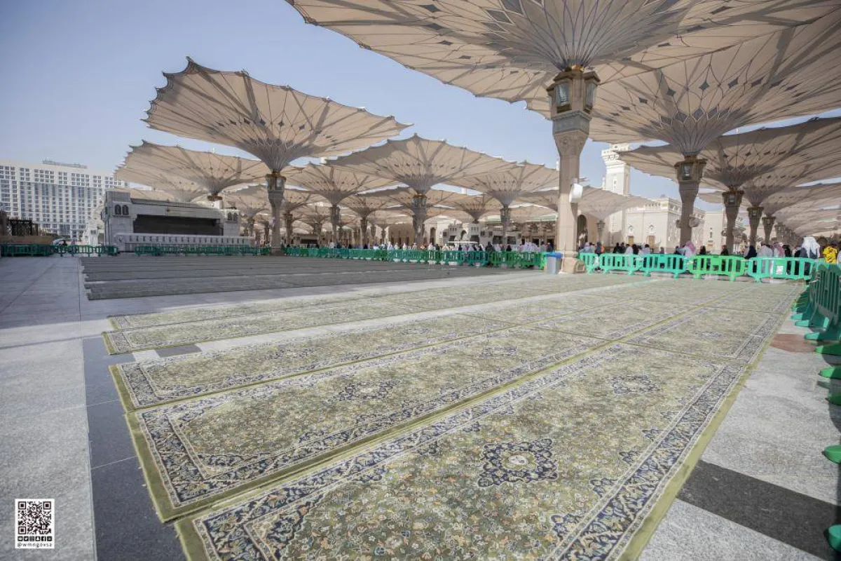 تجهيز 25 ألف سجادة بمواصفات عالمية استعدادا لموسم الحج - الصورة من حساب موقع شؤون الحرمين