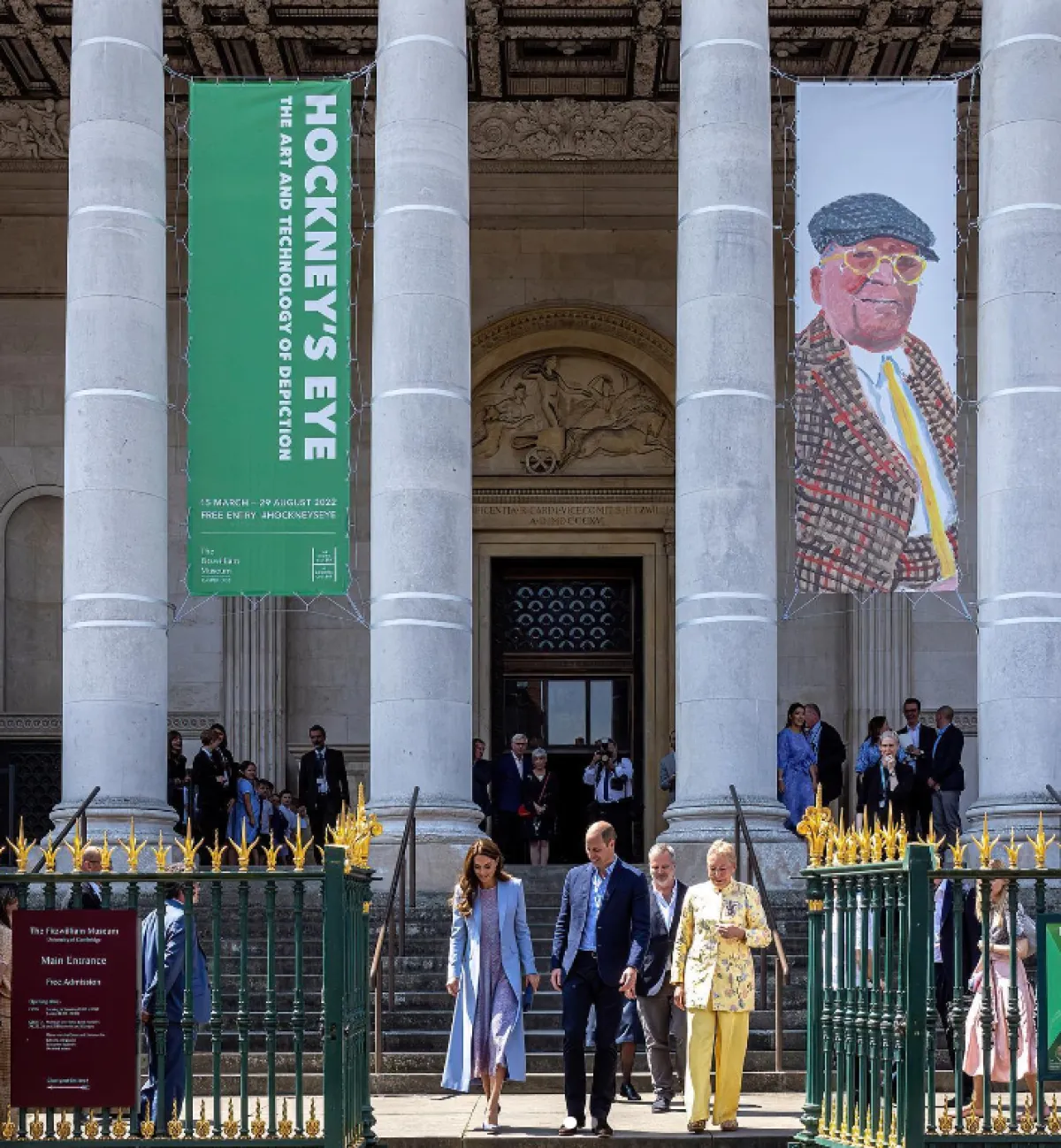 كيت ترتدي الفستان الوردي وتنتعل الحذاء العالي