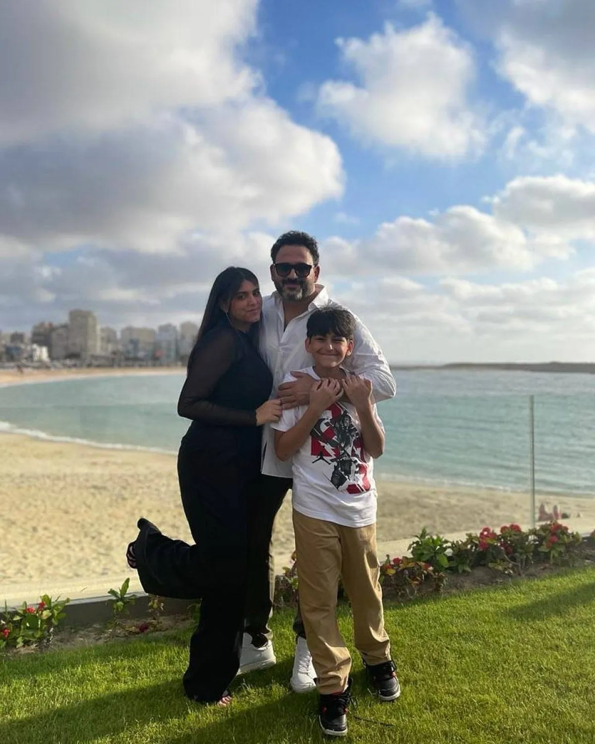 أكرم حسني وأولاده - صورة من حسابه على إنستجرام
