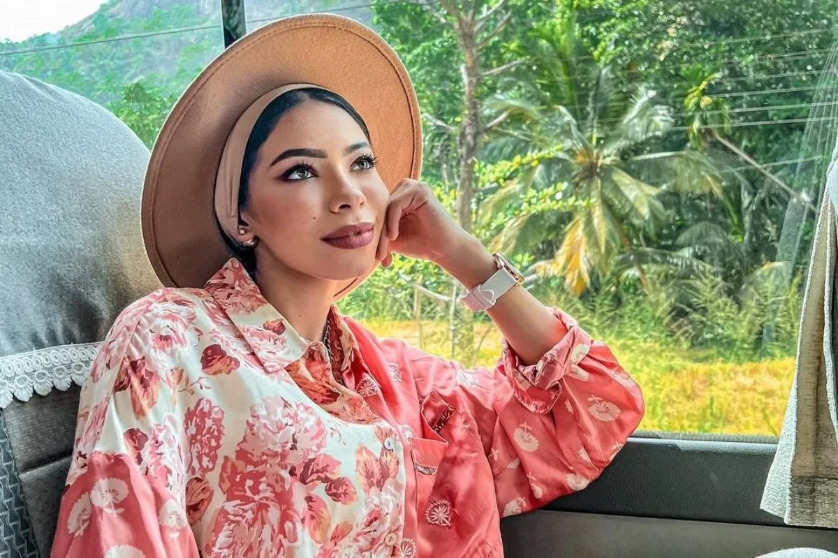 قمصان مطبّعة بالورود من منة السني