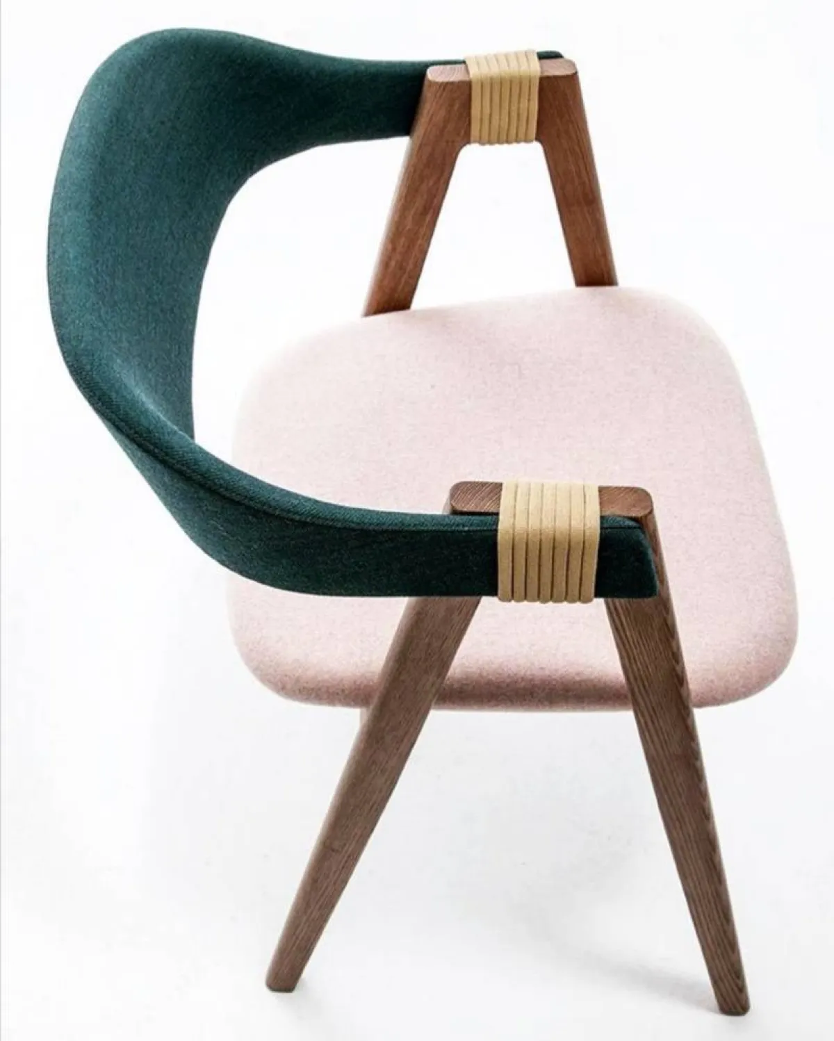 كرسي متعدّد الألوان 