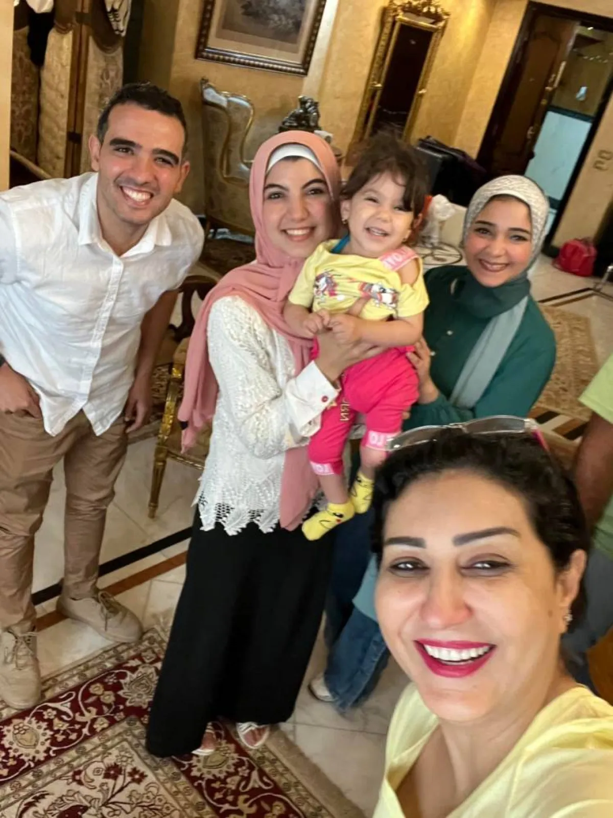 وفاء عامر مع الطفلة رقية وأسرتها - الصورة من حسابها على الفيس بوك