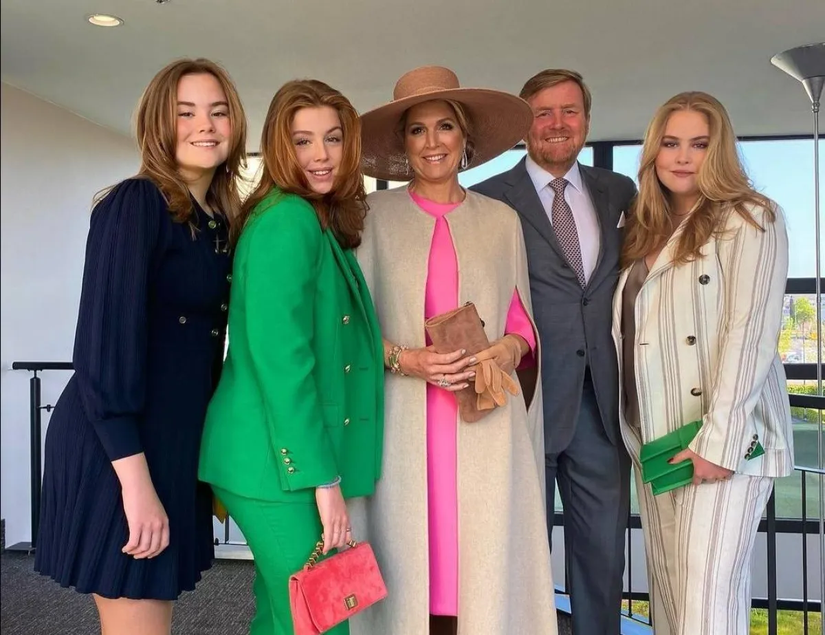 الملك ويليم ألكسندر والملكة ماكسيما مع بناتهما الثلاثة- الصورة من حساب البيت الملكي الهولندي على إنستغرام