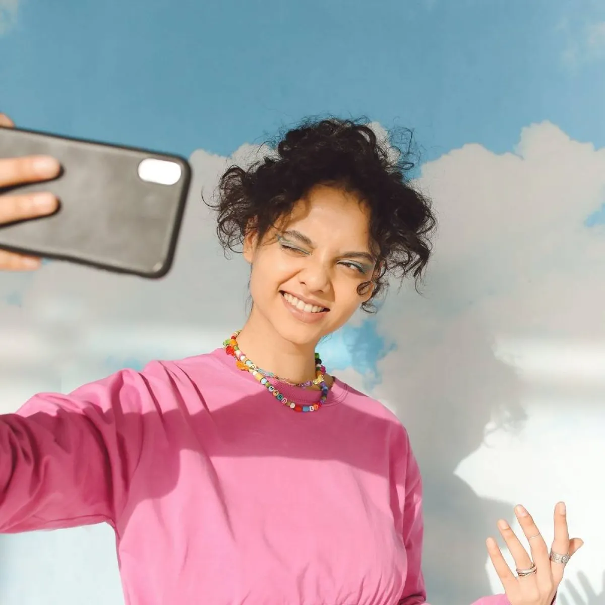 صورة لفتاة مراهقة نرجسية