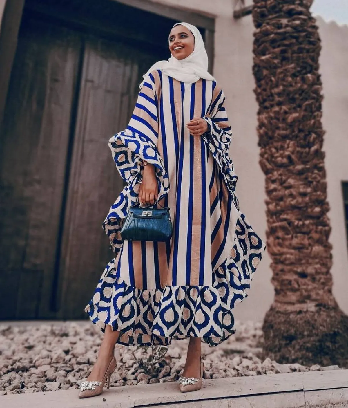 لولوة الخطاف بفستان مقلم