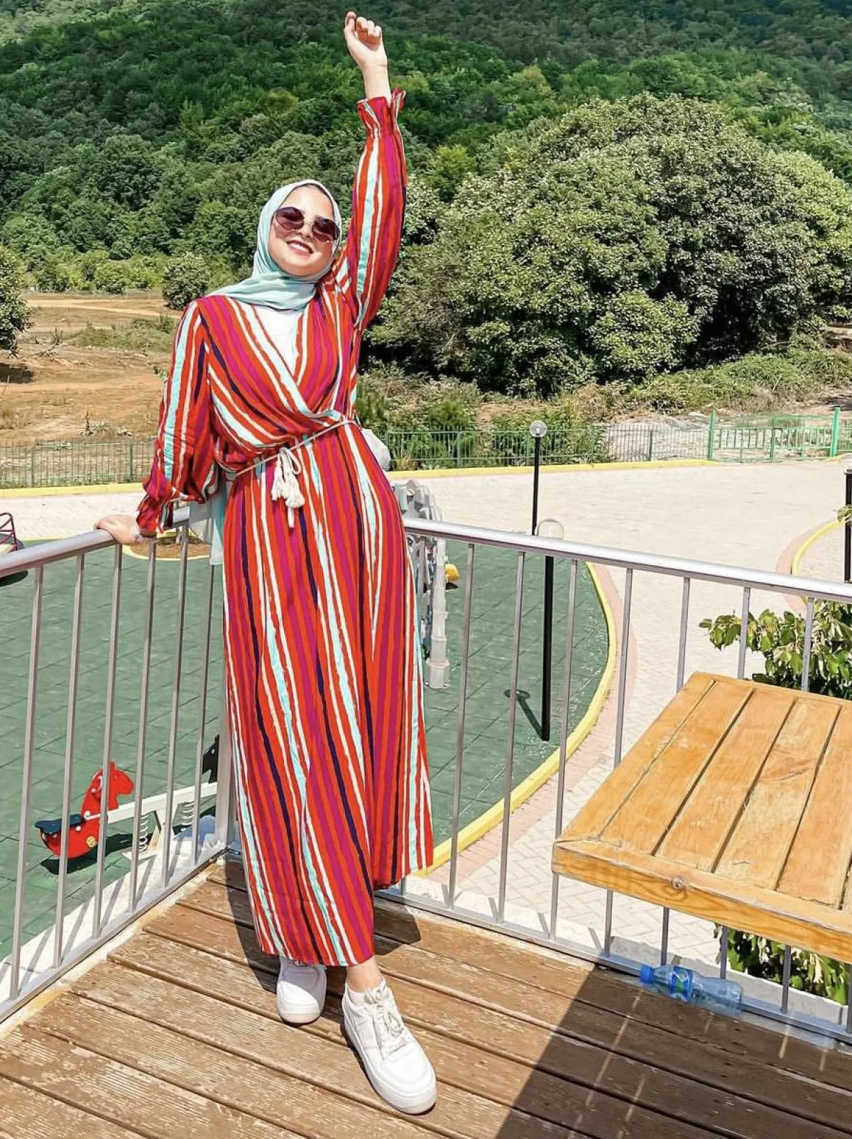 جهاد البنا بفستان احمر مقلم