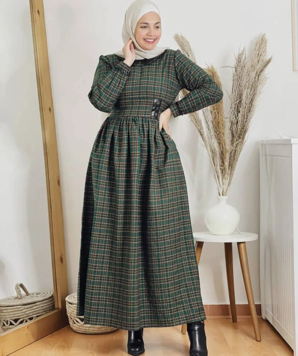 اية فوزي بفستان ملون