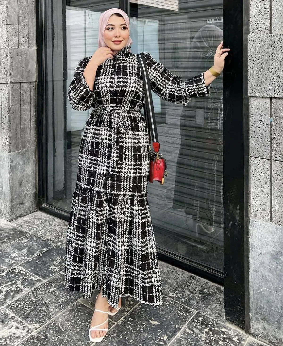 حنان الحكيم باطلالة محتشمة