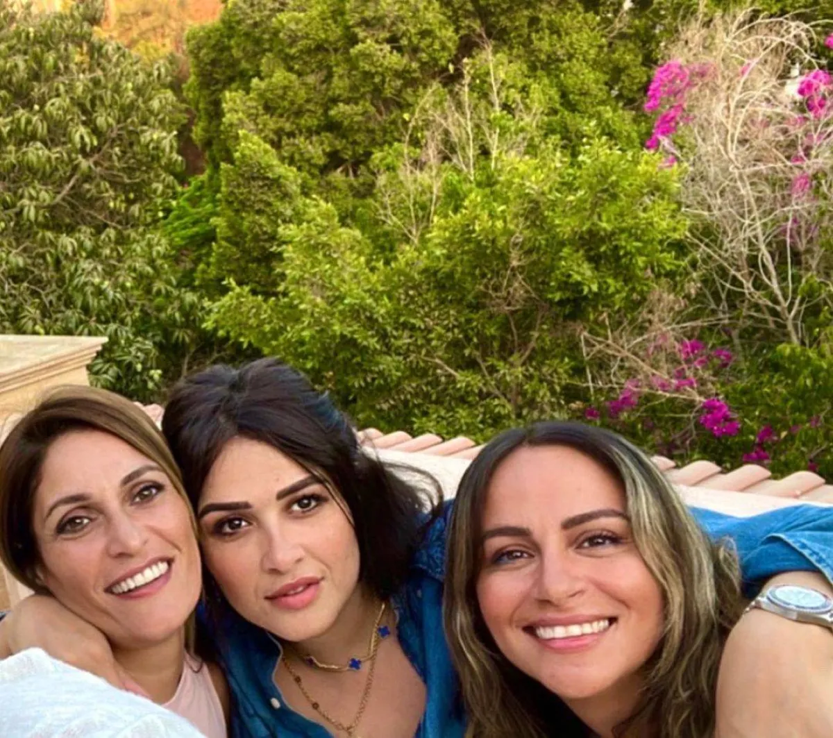 لقطة حديثة تجمع ياسمين عبد العزيز مع أصدقاء العمر - صورة من حسابها على إنستجرام