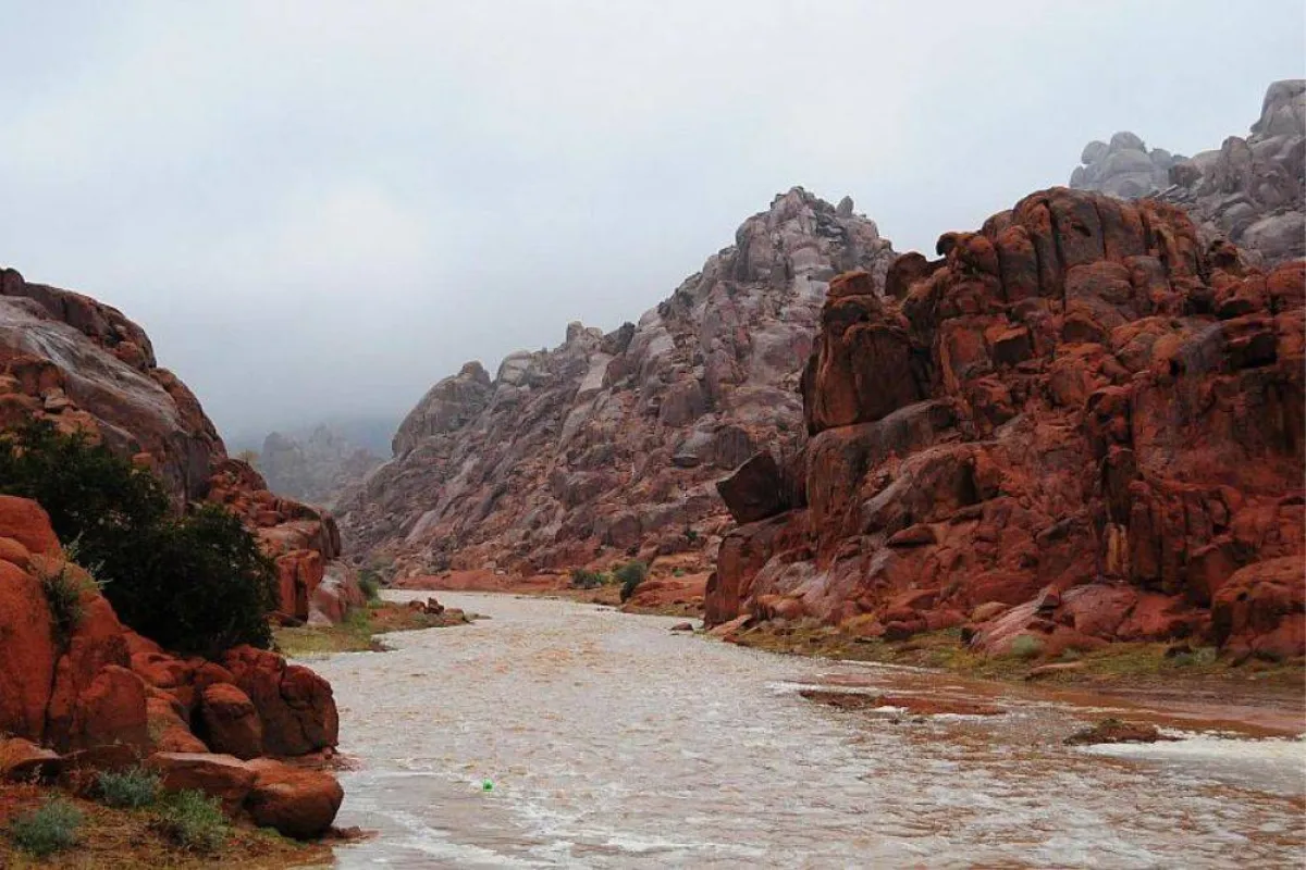 تظهر الصورة جانباً من سيول جبال أجا- مصدر الصورة وكالة الأنباء السعودية واس