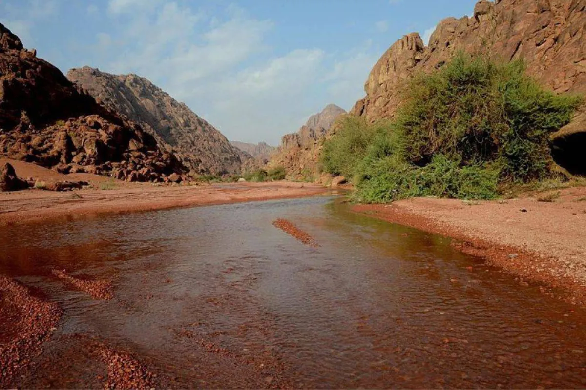 تظهر الصورة جانباً من سيول جبال أجا- مصدر الصورة وكالة الأنباء السعودية واس