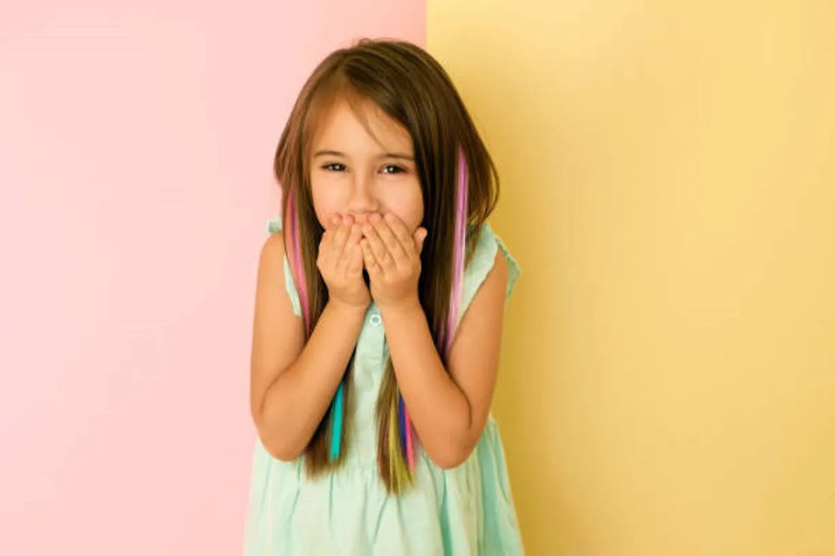صورة لطفلة تحاول تعلم الصمت والسرية