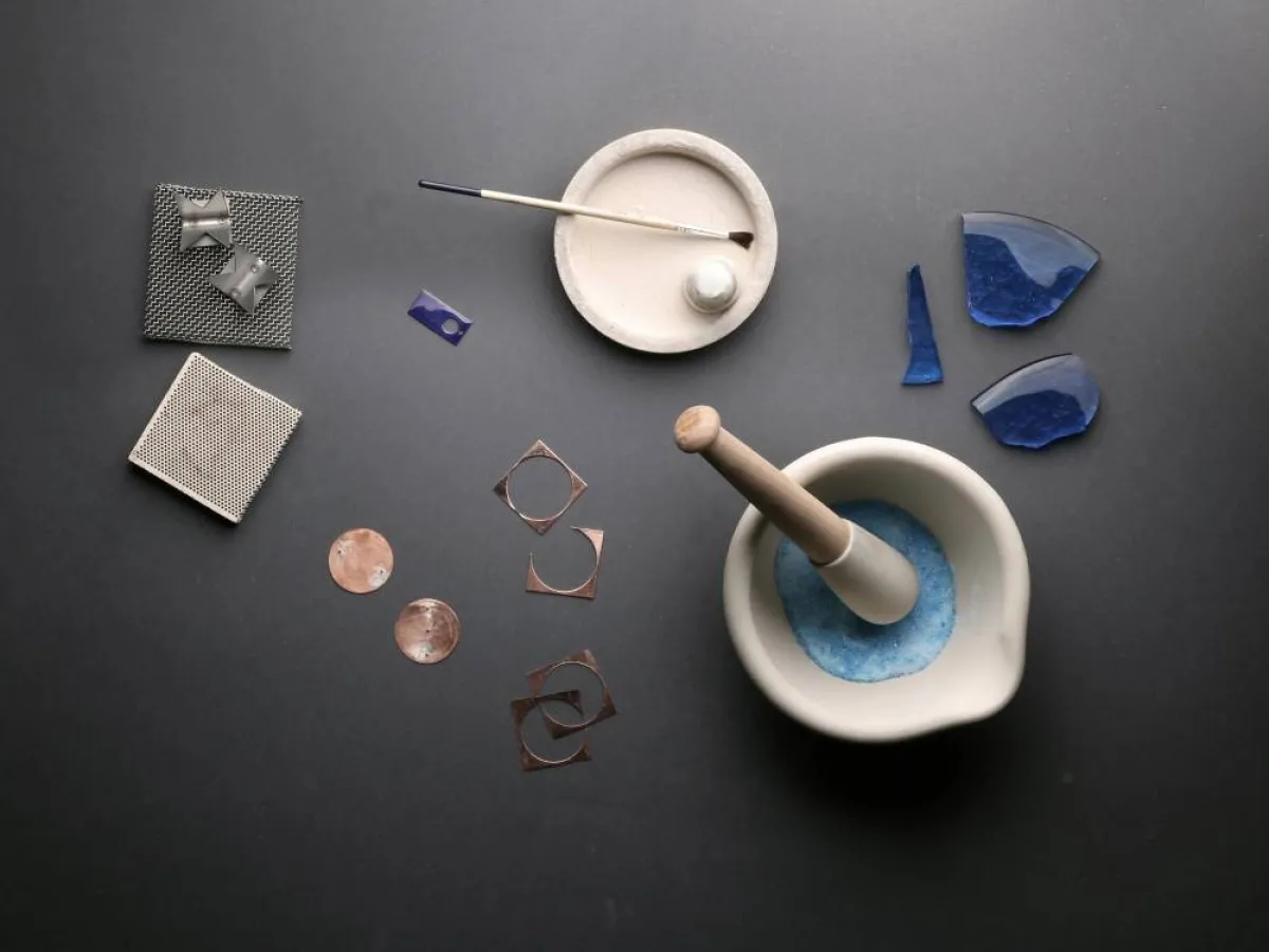 صورة توضع الأداوت اللازمة لصناعة مينا الأناميل