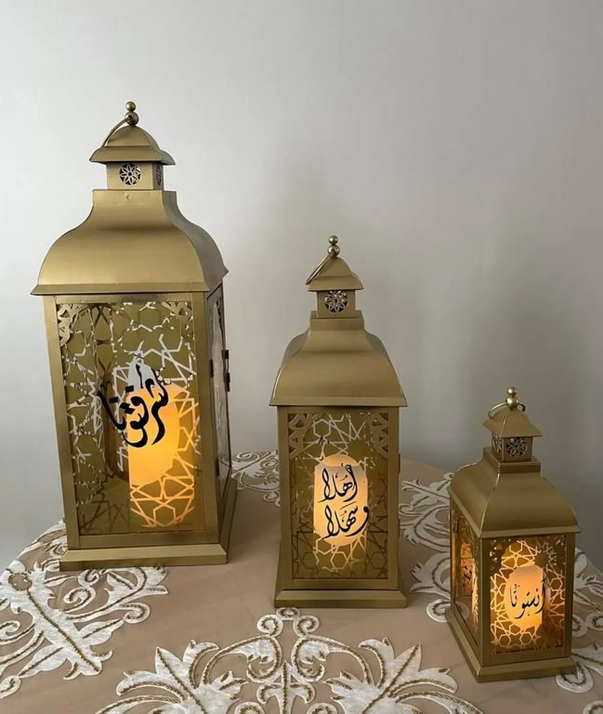 فوانيس متعدّدة الأحجام  