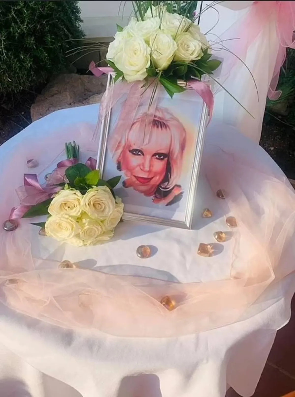 عروس تصنع مجسما لأمها المتوفاة خلال حفل زفافها