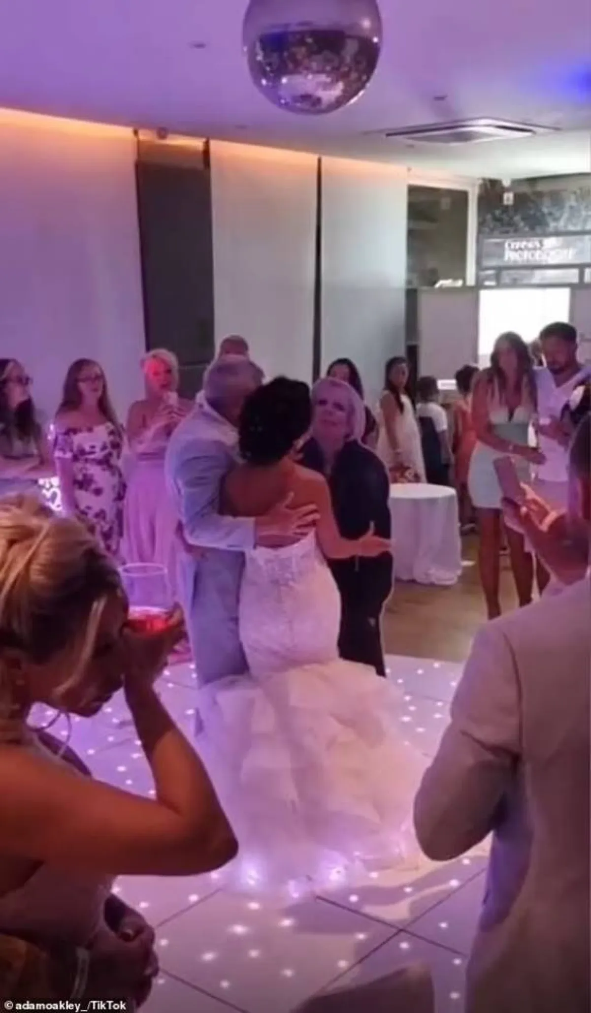 عروس تصنع مجسما لأمها المتوفاة خلال حفل زفافها