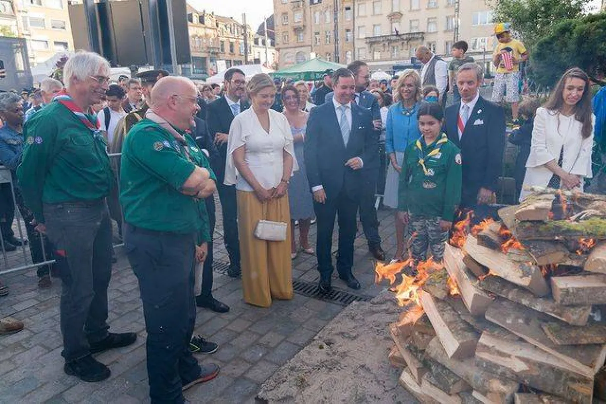 إضاءة نار المخيم - الصورة من حساب البيت الملكي في لوكسمبورغ على إنستغرام